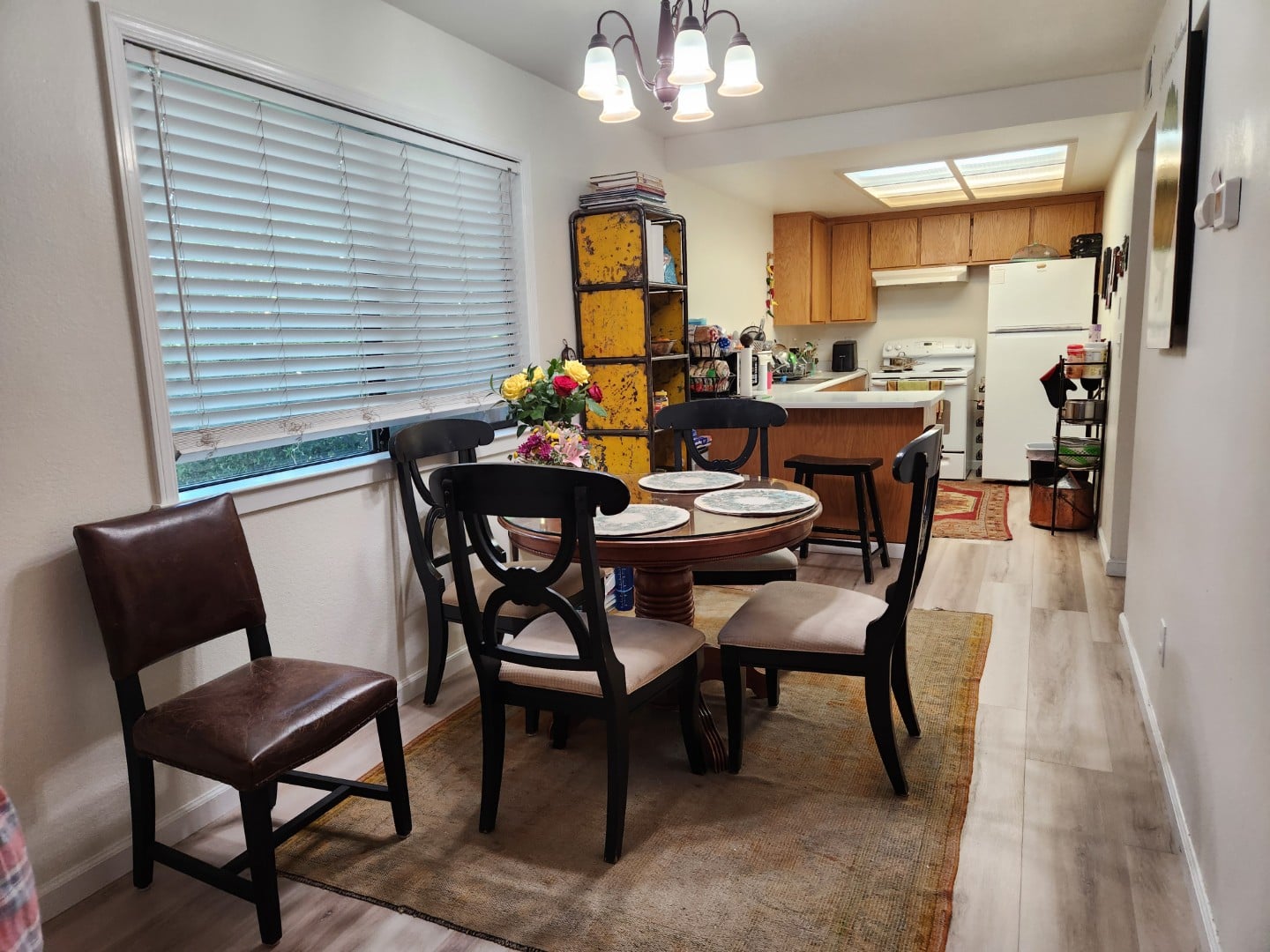 1528 main st dining area